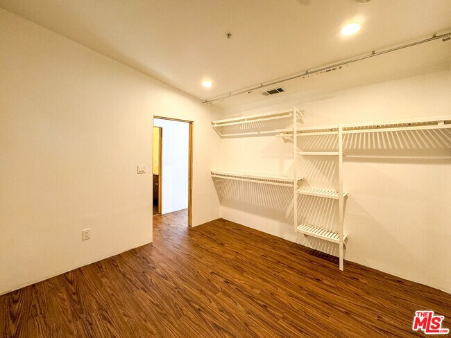 Building Photo - 3050 Knob Dr