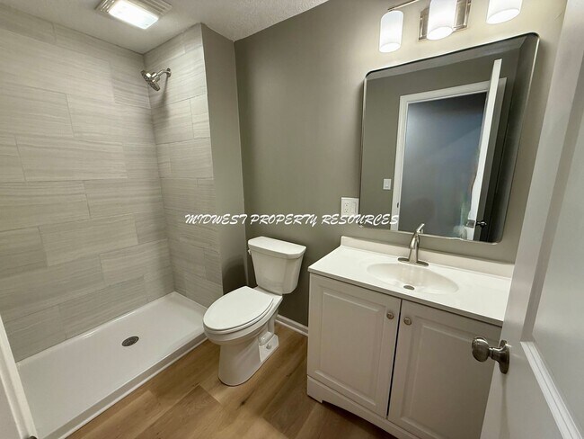 Building Photo - Large Updated 3 Bedroom/2 Bath Duplex in Lee's Summit