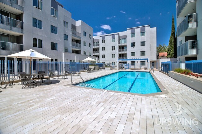 Building Photo - Incredibly Spacious Furnished 2 Bedroom/2 Bath Condo at Park Townsend
