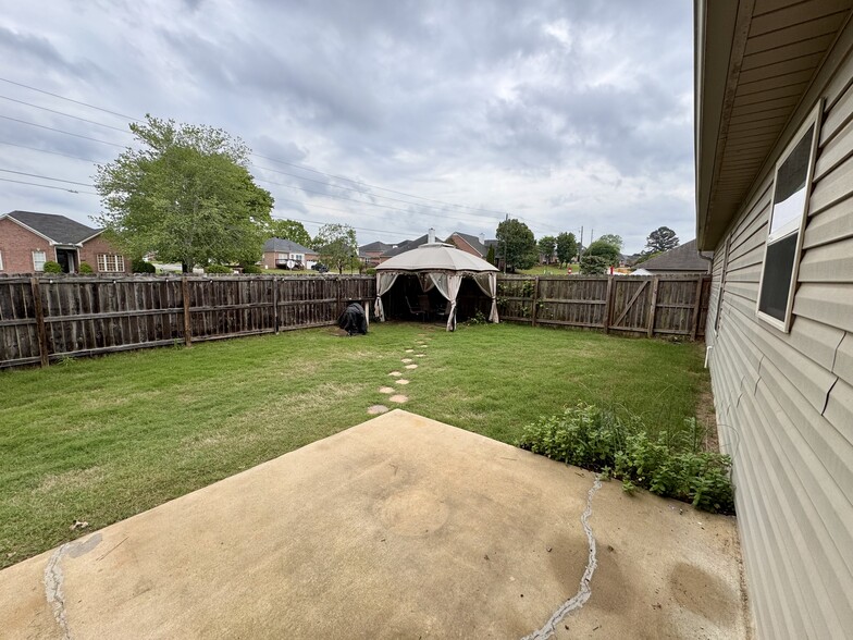 Yard - 1625 Cove Dr