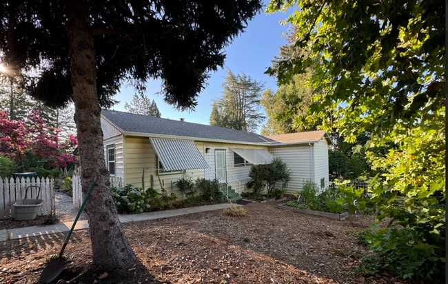 Building Photo - Welcome to this charming 2-bedroom, 2-bath...