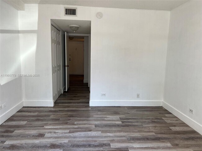 Building Photo - 3690 Inverrary Dr