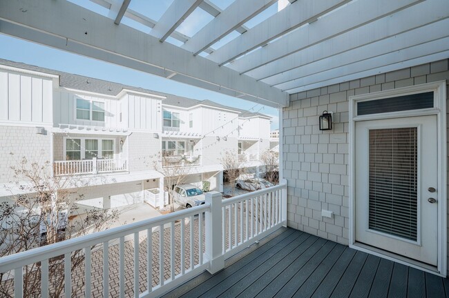Building Photo - 3BD/3.5BA Immaculate Condo at the Oceanfront!