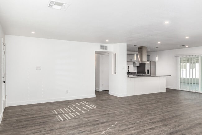 Building Photo - Amazing 3 bed 2 bath home with large backyard