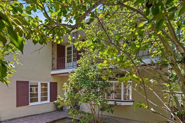 Building Photo - Large, Beautiful Upper Piedmont Home