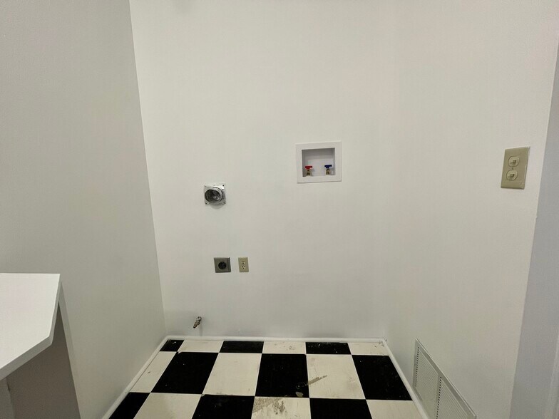 Building Photo - 1800 Central St