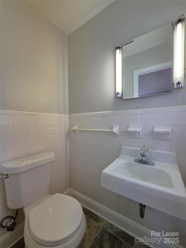 Building Photo - 402 E 18th St