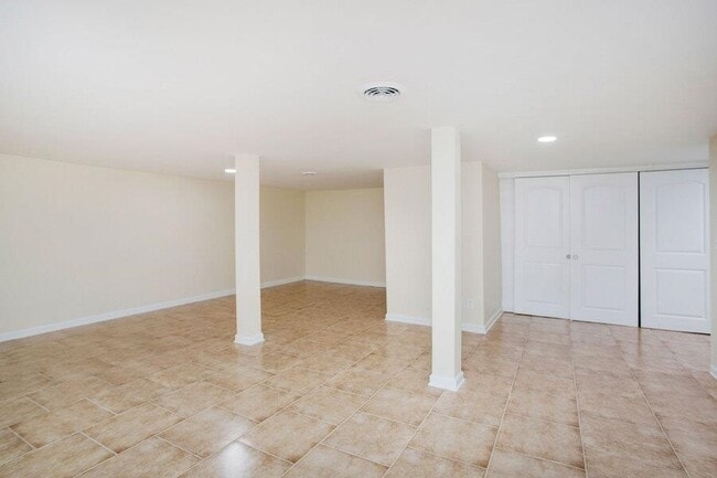 Building Photo - 2837 Hermosa Dr