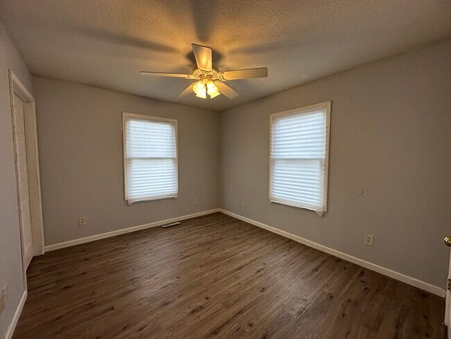 Building Photo - 104 W Davis St