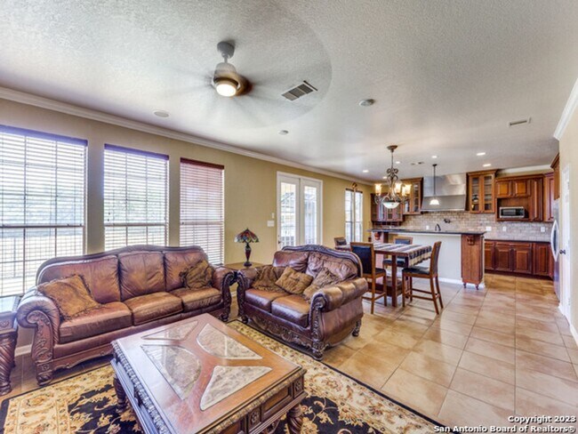 Building Photo - 4bed 2.5 bath