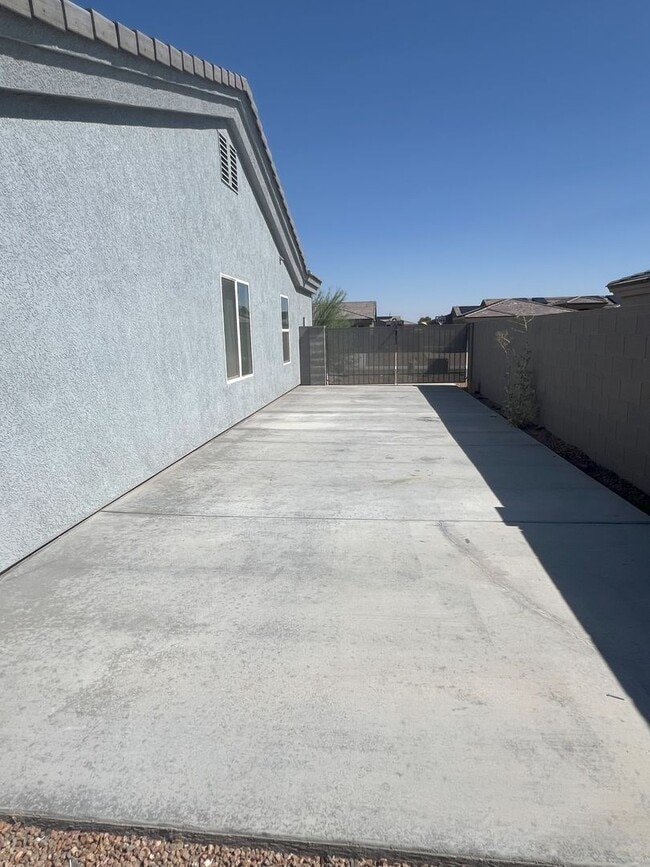 Building Photo - Newer home
