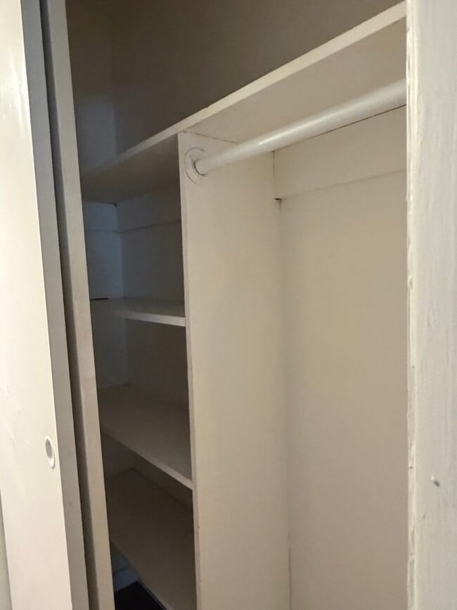 Building Photo - 3 bedroom 1 bath duplex