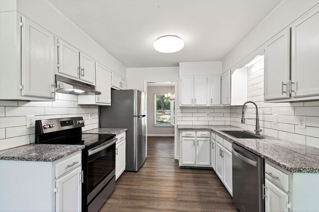 Building Photo - Charming Brick Ranch-Style Cul-de-Sac Home in Garner!