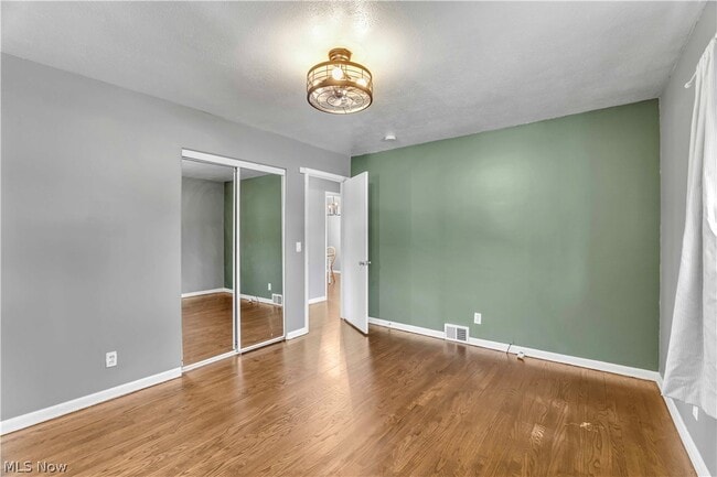 Building Photo - 325 Thelma Dr