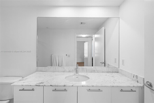 Building Photo - 951 Brickell Ave