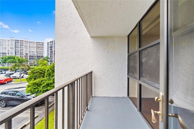 Building Photo - 800 Parkview Dr