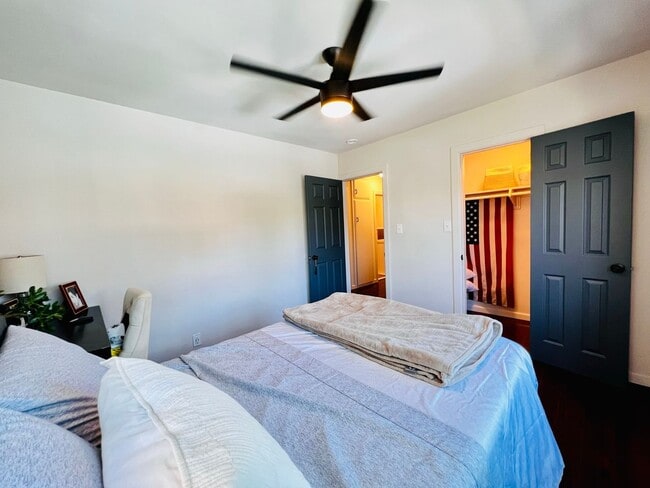 Building Photo - Catch this Property before it goes - Light...