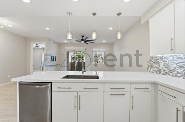 Building Photo - 250 W Queen Creek Rd