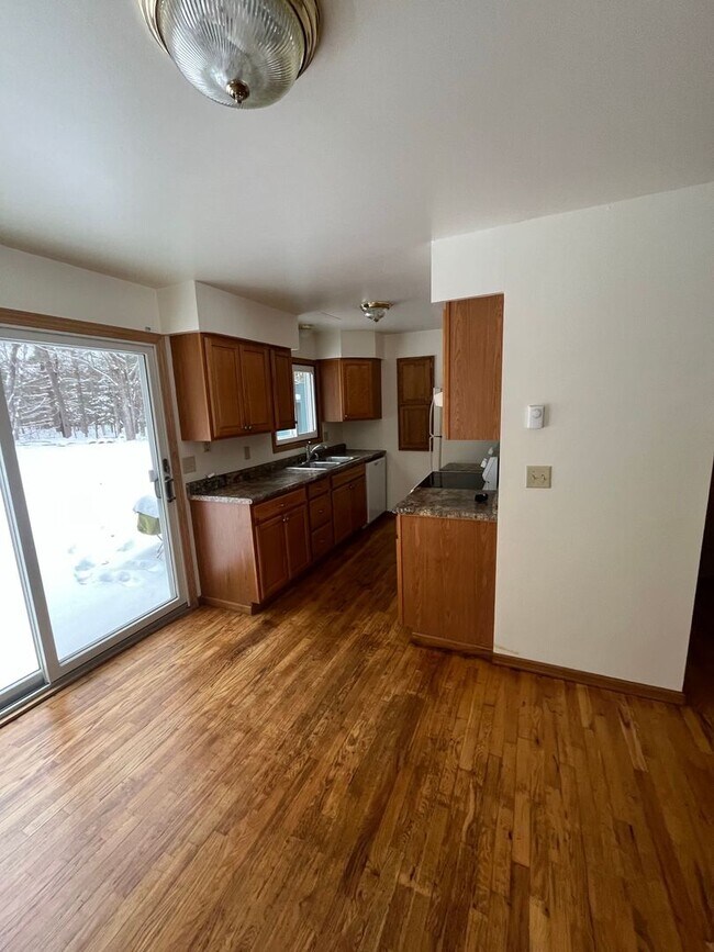 Building Photo - 877 Loon Lake Rd