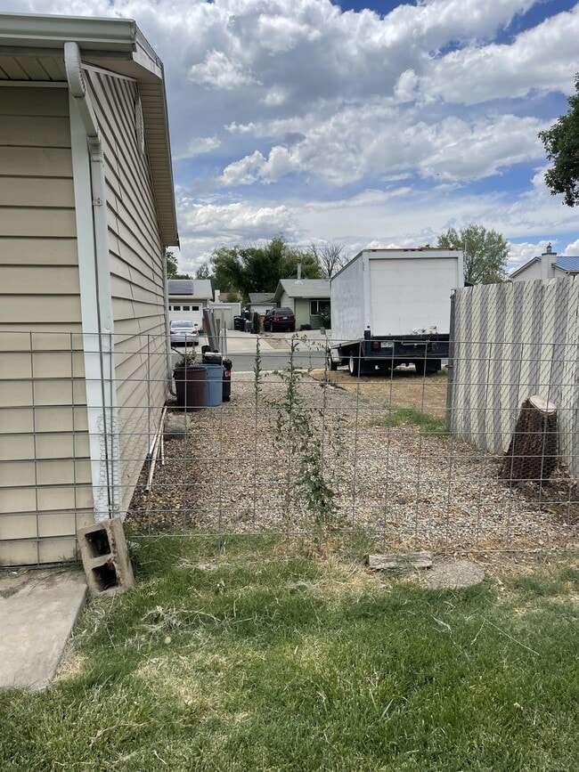 Building Photo - 488 Anjou Dr