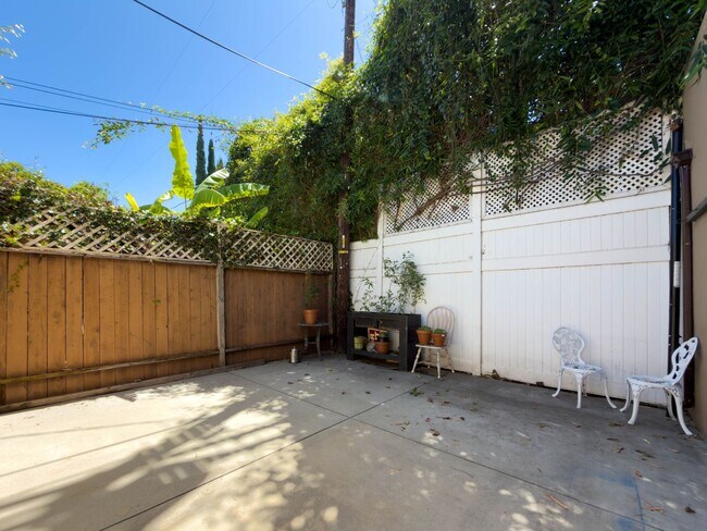 Building Photo - 11926 Magnolia Blvd