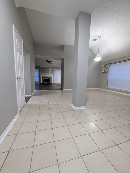 Building Photo - 827 Coral Tree Pl