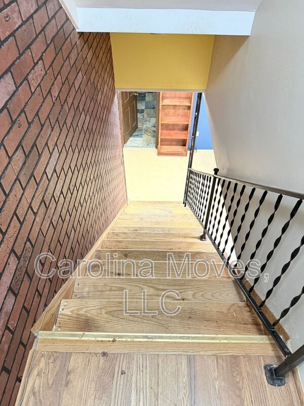 Building Photo - 121 Chipwood Ln