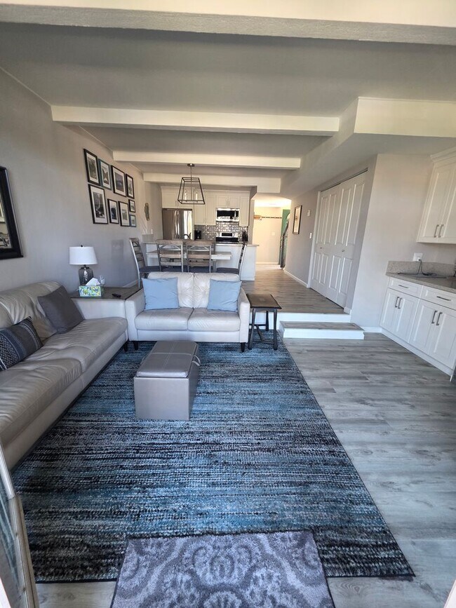 Building Photo - 3 Bedroom 3 Bath condo