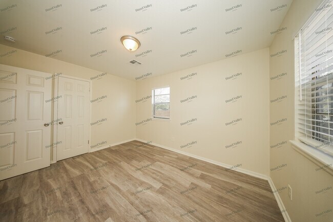 Building Photo - 705 SE 60th St