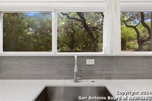 Building Photo - 17807 Hilltop Dr