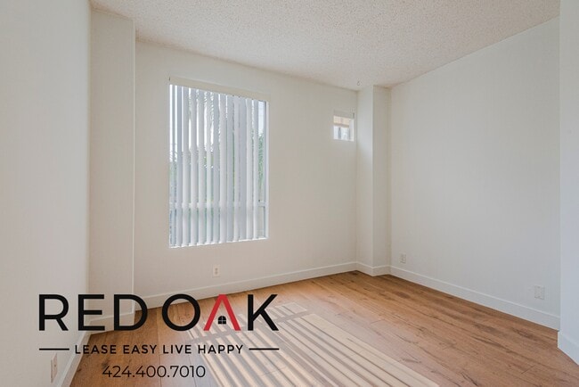 Building Photo - 884 Palm Ave