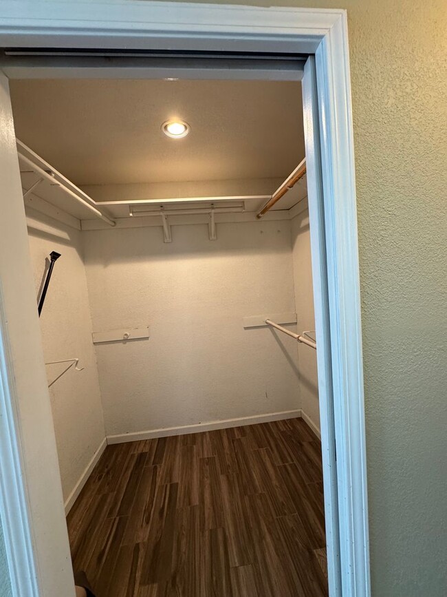 Building Photo - 3 bdrm 2 bath house on quiet cul -de-sac w...