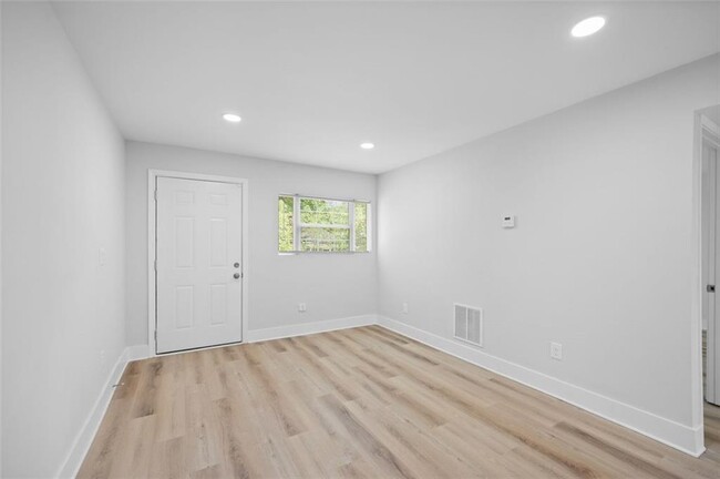 Building Photo - 1060 Oak St SW
