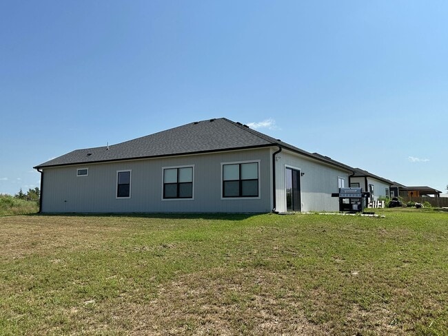 Building Photo - Gorgeous New Build!