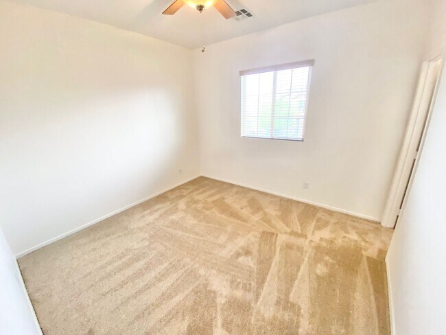 Building Photo - CUTE 3 BEDROOM / 2.5 BATHROOMS, TOWNHOME W...