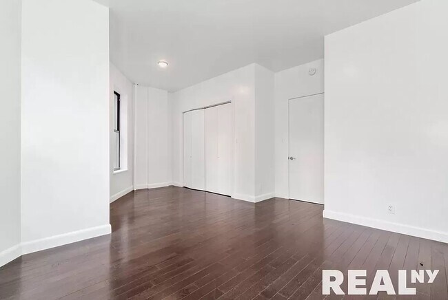 Building Photo - 164 Waverly Place