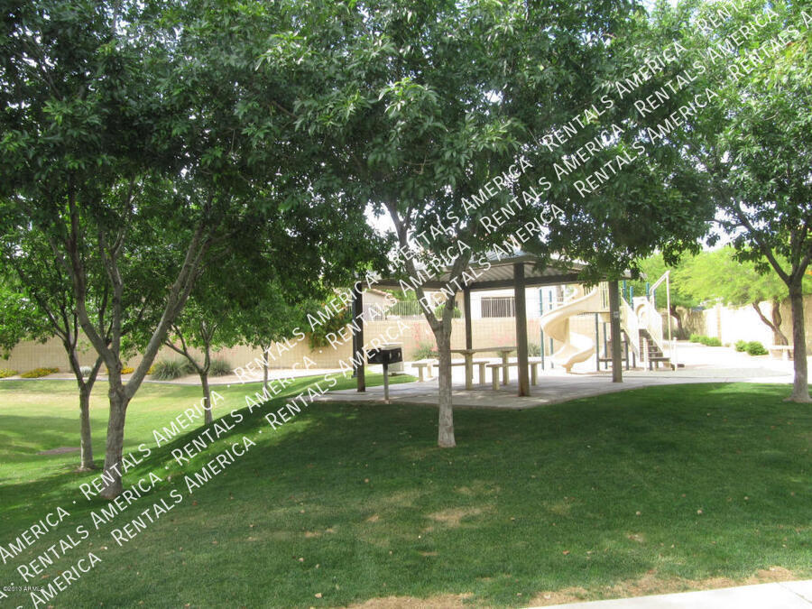 Building Photo - 323 N 76th Pl