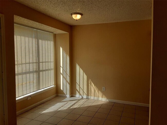 Building Photo - 15830 Blueridge Rd
