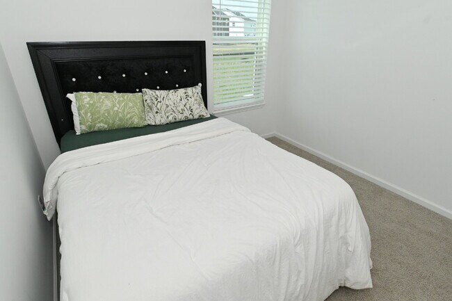 Building Photo - "Spacious 5-Bedroom Retreat with Luxurious Quartz Countertops & Fireplace on Deerberg Drive!"