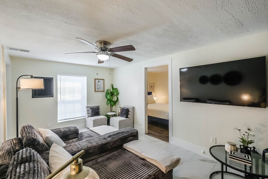 Building Photo - 1327 W 21st St