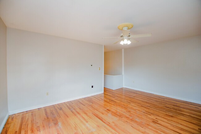 Building Photo - 2553 E Somerset St