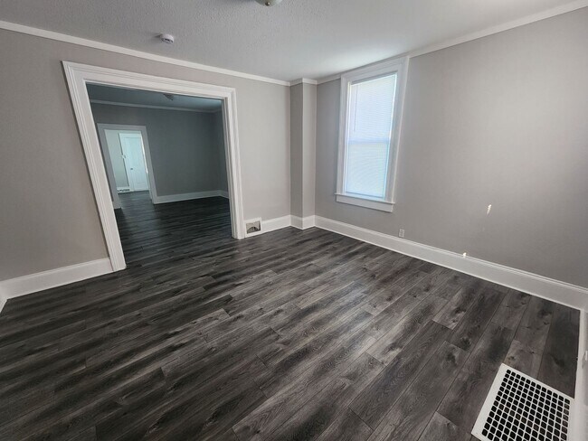 Building Photo - 307 E 22nd St