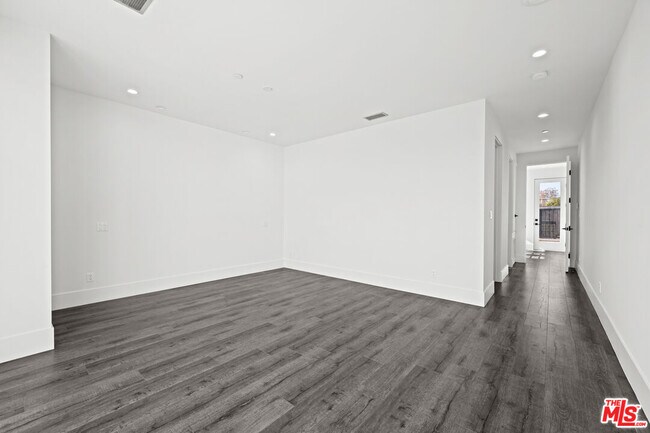 Building Photo - 1613 S Wooster St