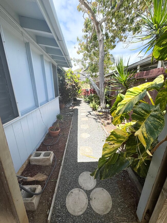 Building Photo - Ready for move in! Utilities included! One...