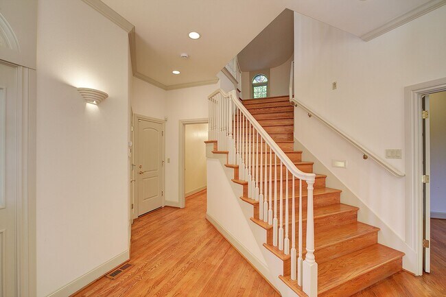 Building Photo - 4bd/4ba Kirkland House