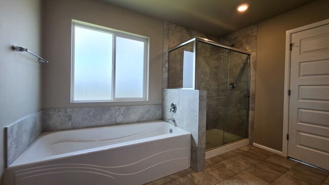 Building Photo - Bright & Beautiful 5 Bedroom 3 Bathroom