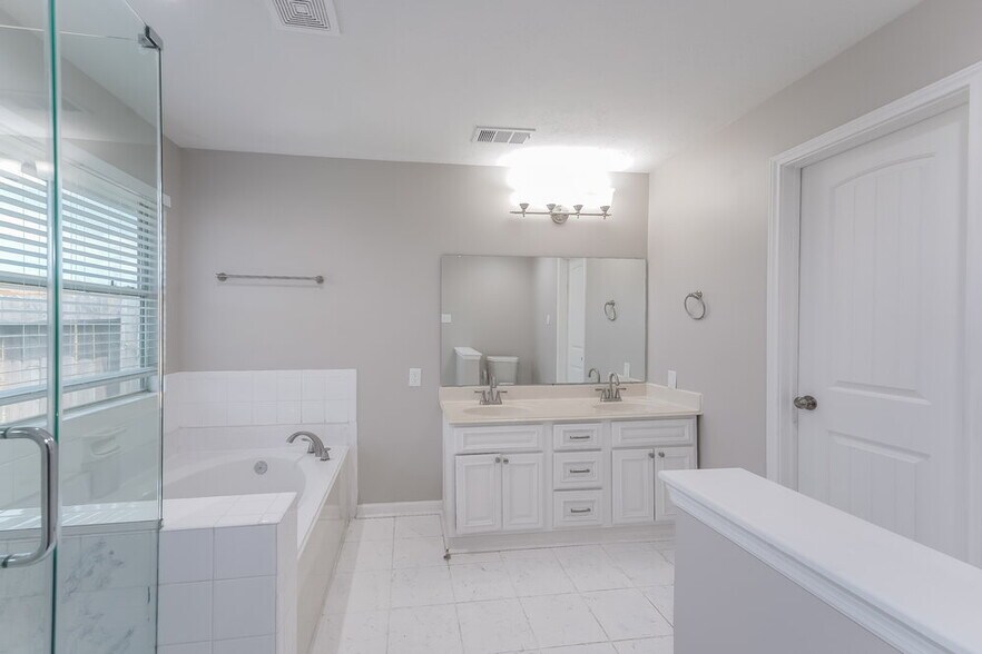 Building Photo - 18006 Oakmoss Hill Ct