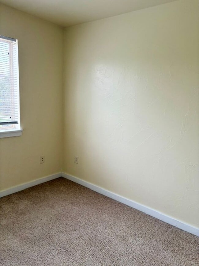 Building Photo - 3 Bedroom, 2.5 Bathroom Townhouse with Fireplace