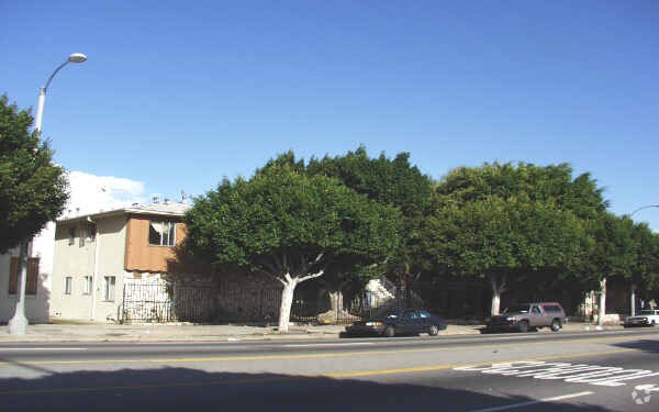 Building Photo - 1915 W Florence Ave