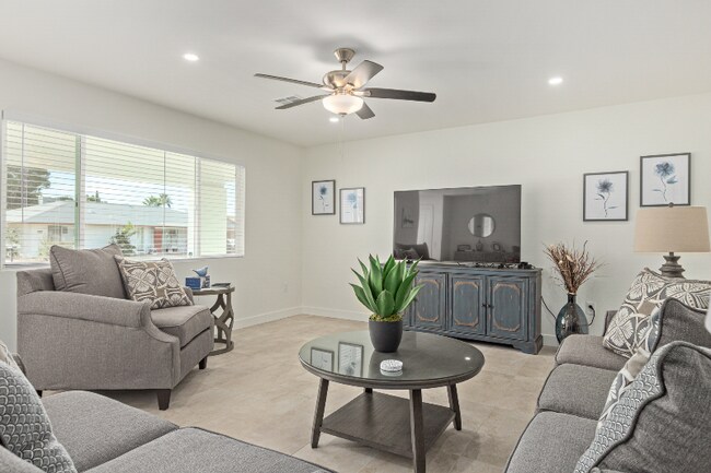 Building Photo - 9830 W Evergreen Dr